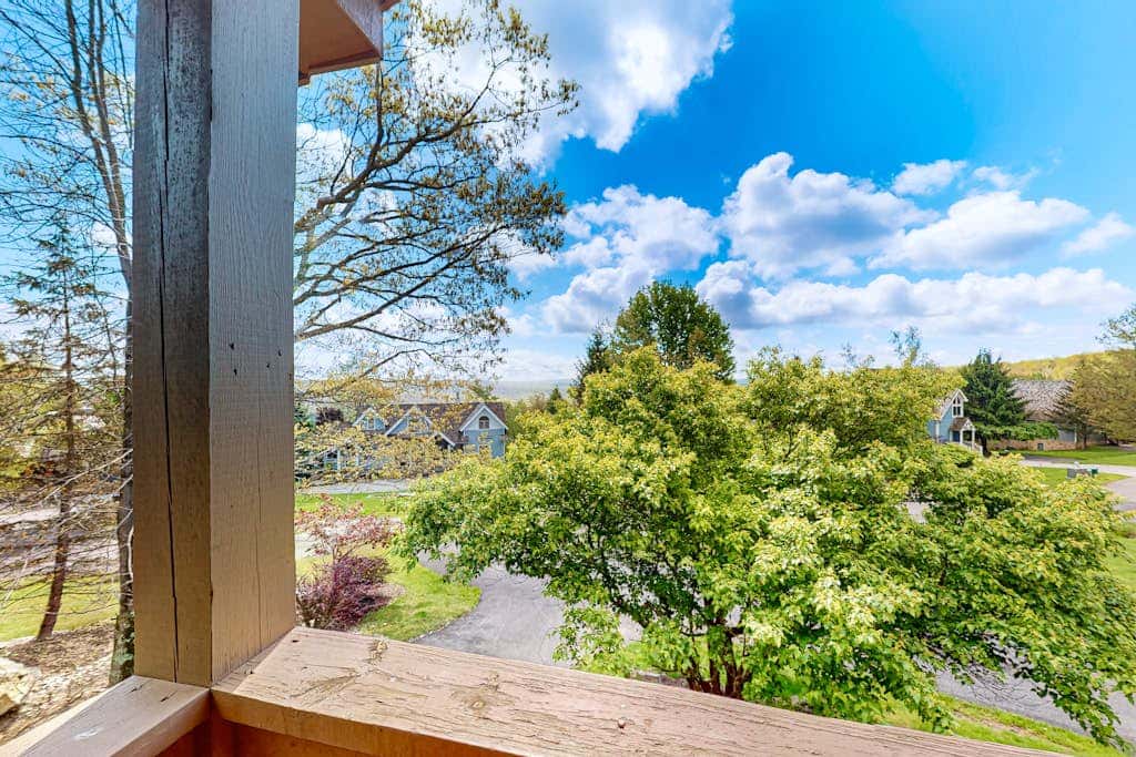 Charming 5BR Cabin - HOT TUB - McHenry