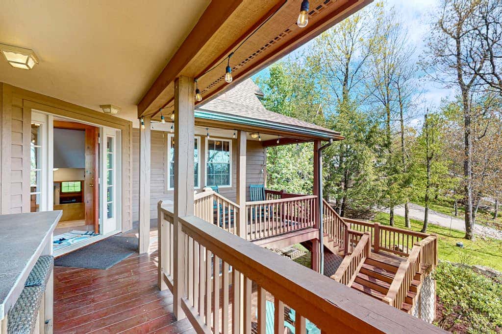 Charming 5BR Cabin - HOT TUB - McHenry