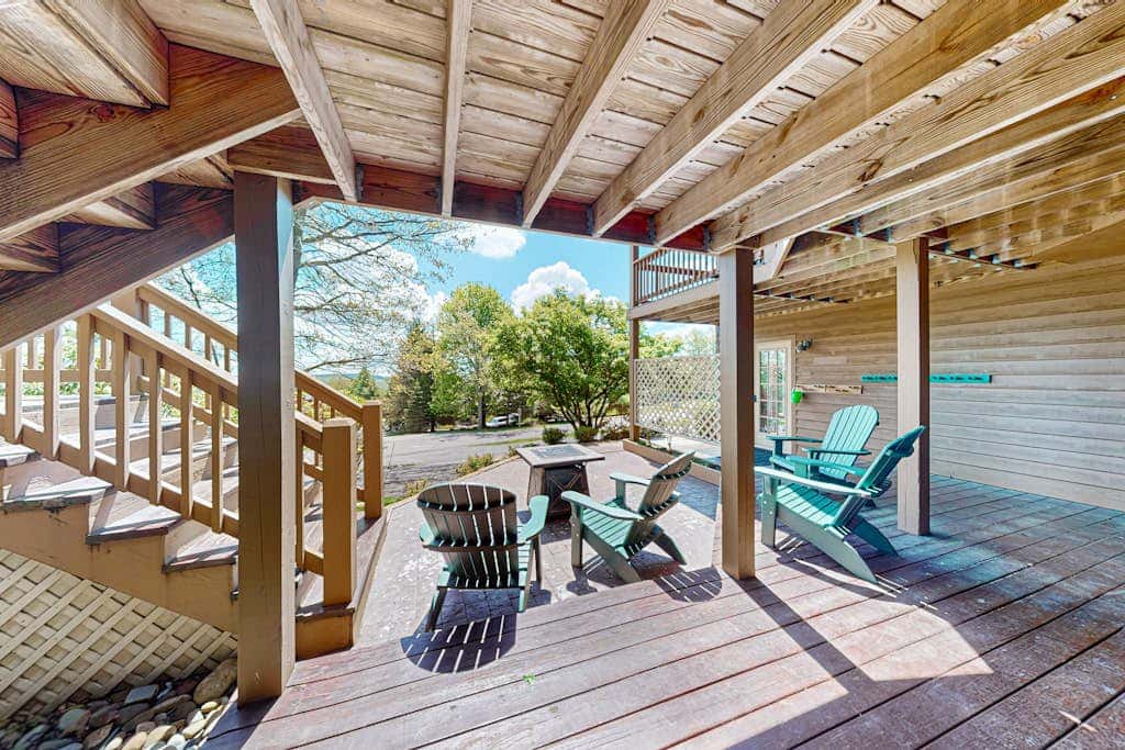 Charming 5BR Cabin - HOT TUB - McHenry