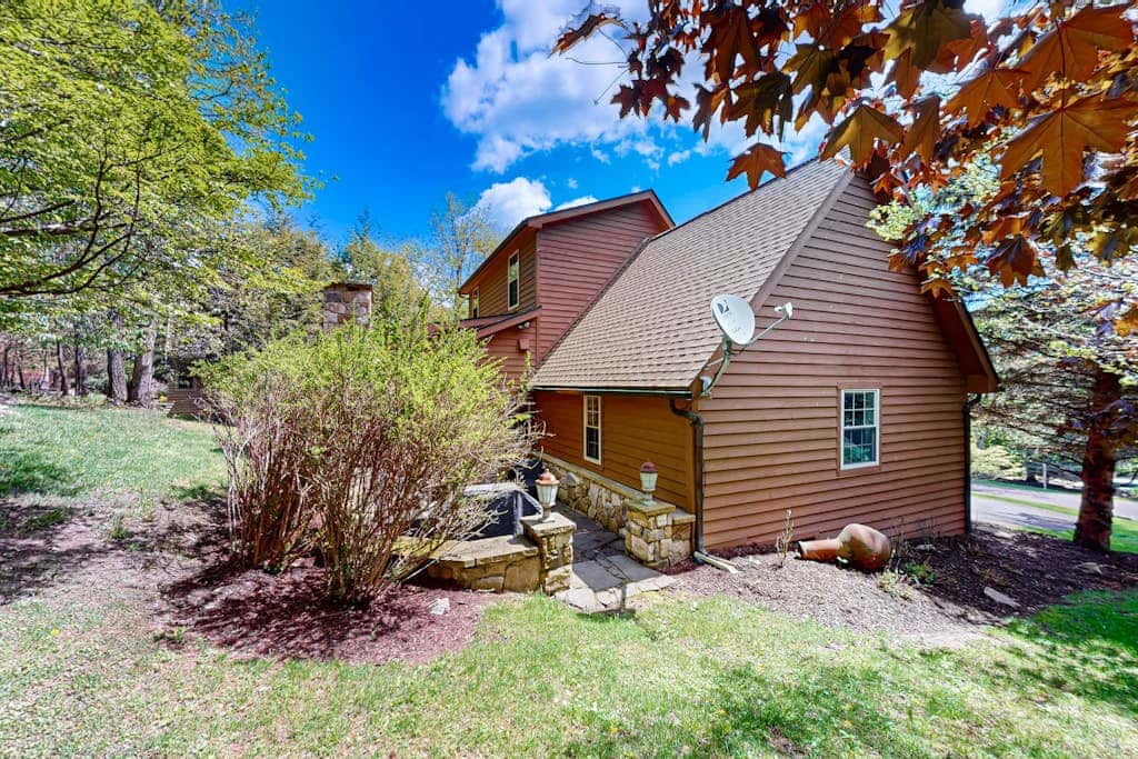 Charming 5BR Cabin - HOT TUB - McHenry
