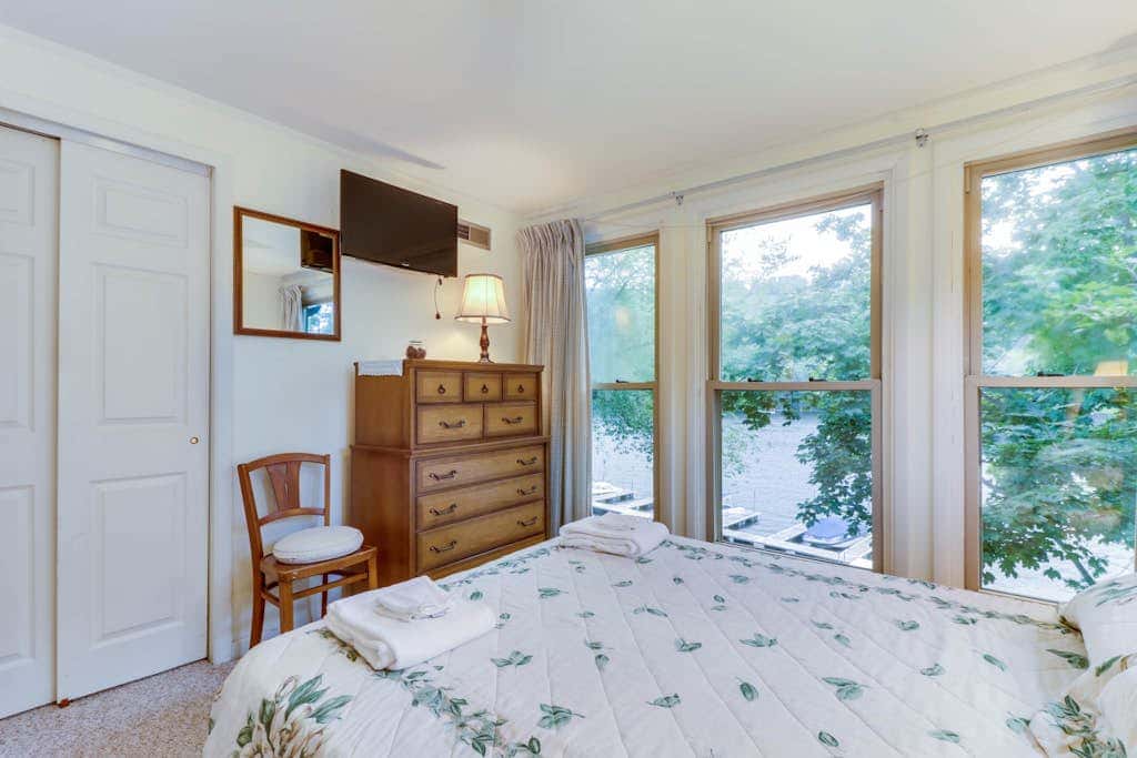 2BR - Cozy - Lakeside - Dock