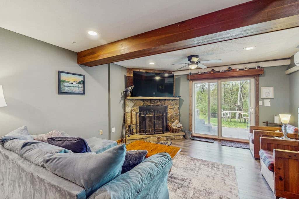 2BR - Cozy - Lakefront - Hot Tub