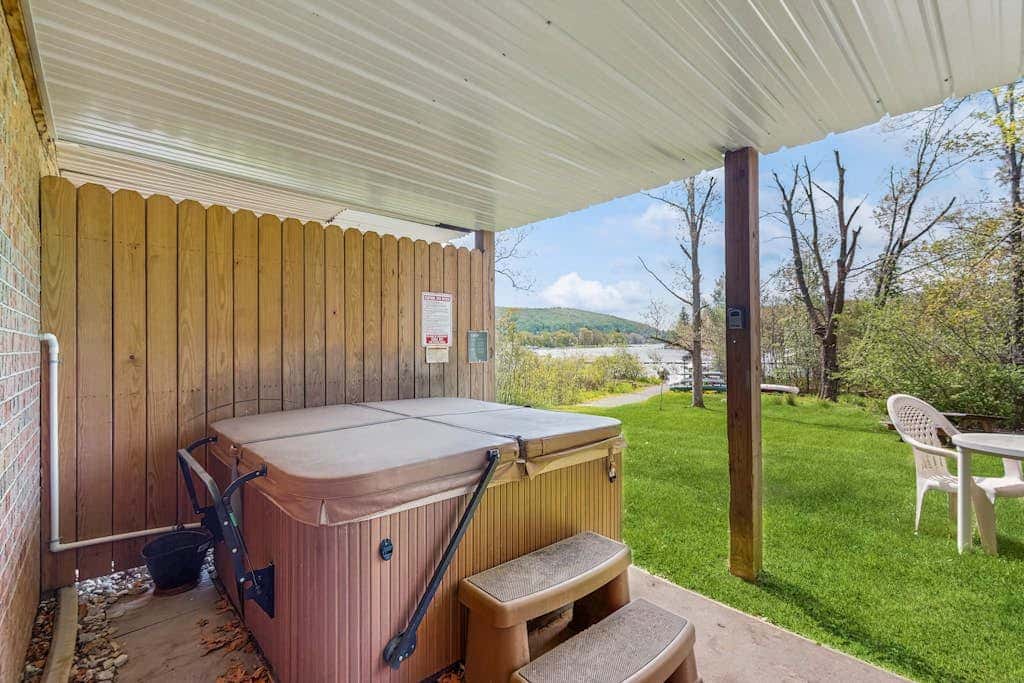 2BR - Cozy - Lakefront - Hot Tub