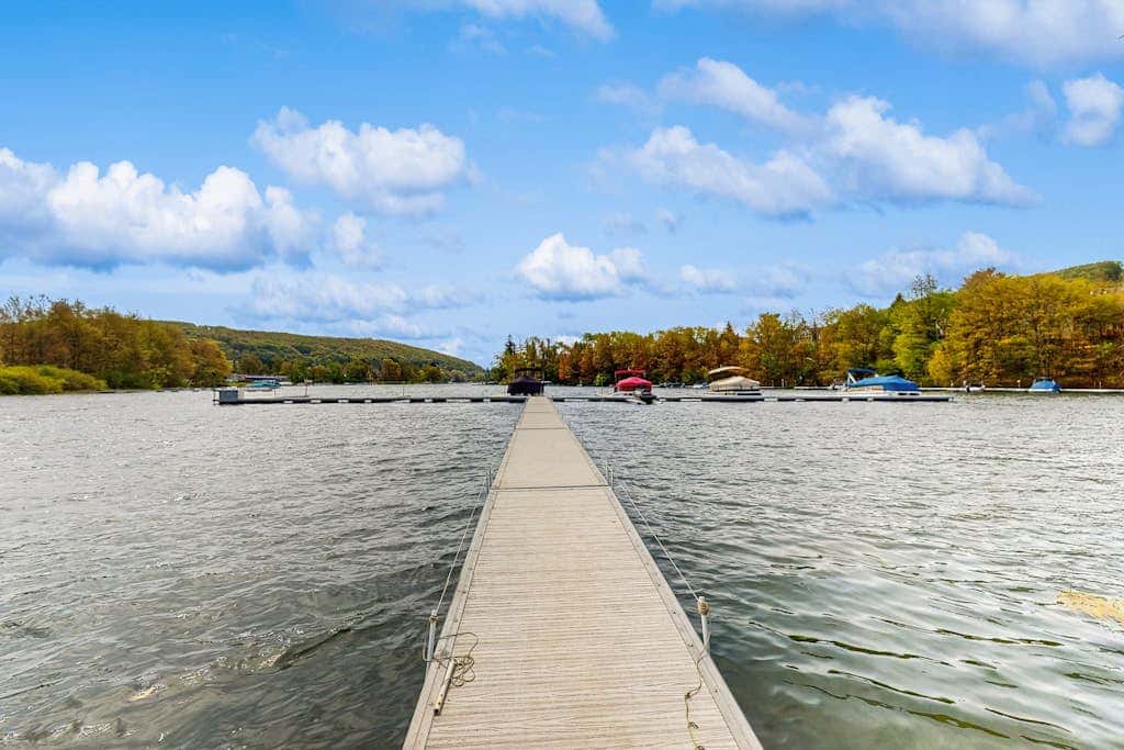 2BR - Cozy - Lakefront - Hot Tub