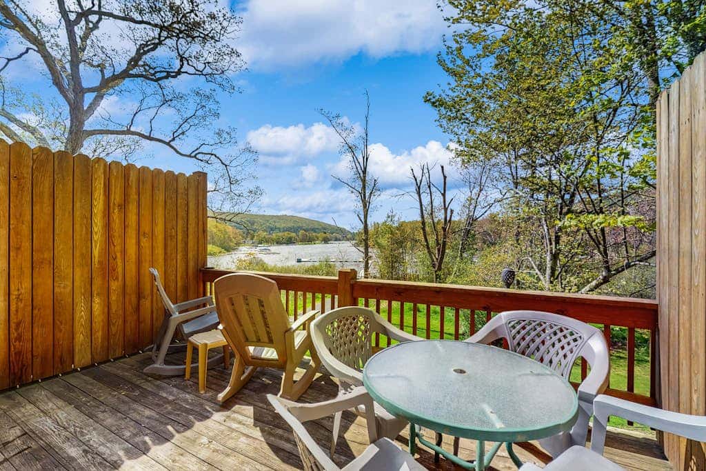 2BR - Cozy - Lakefront - Hot Tub