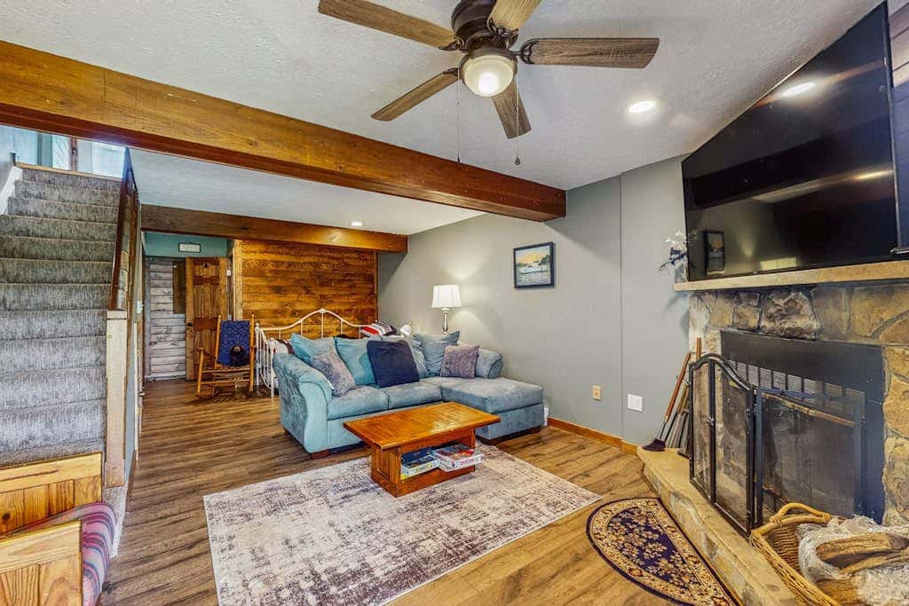 2BR - Cozy - Lakefront - Hot Tub