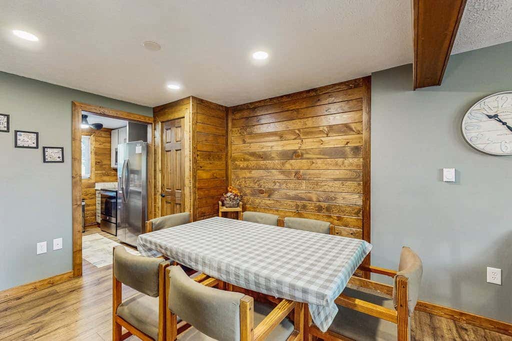 2BR - Cozy - Lakefront - Hot Tub