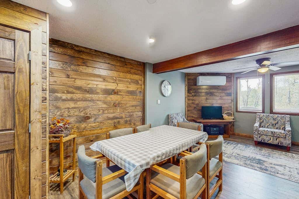 2BR - Cozy - Lakefront - Hot Tub
