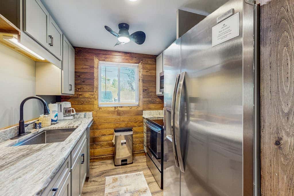 2BR - Cozy - Lakefront - Hot Tub