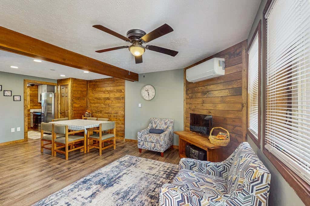 2BR - Cozy - Lakefront - Hot Tub
