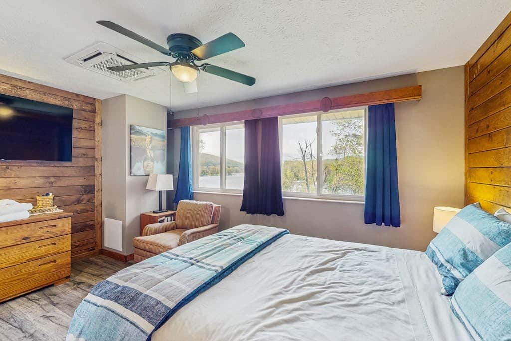 2BR - Cozy - Lakefront - Hot Tub