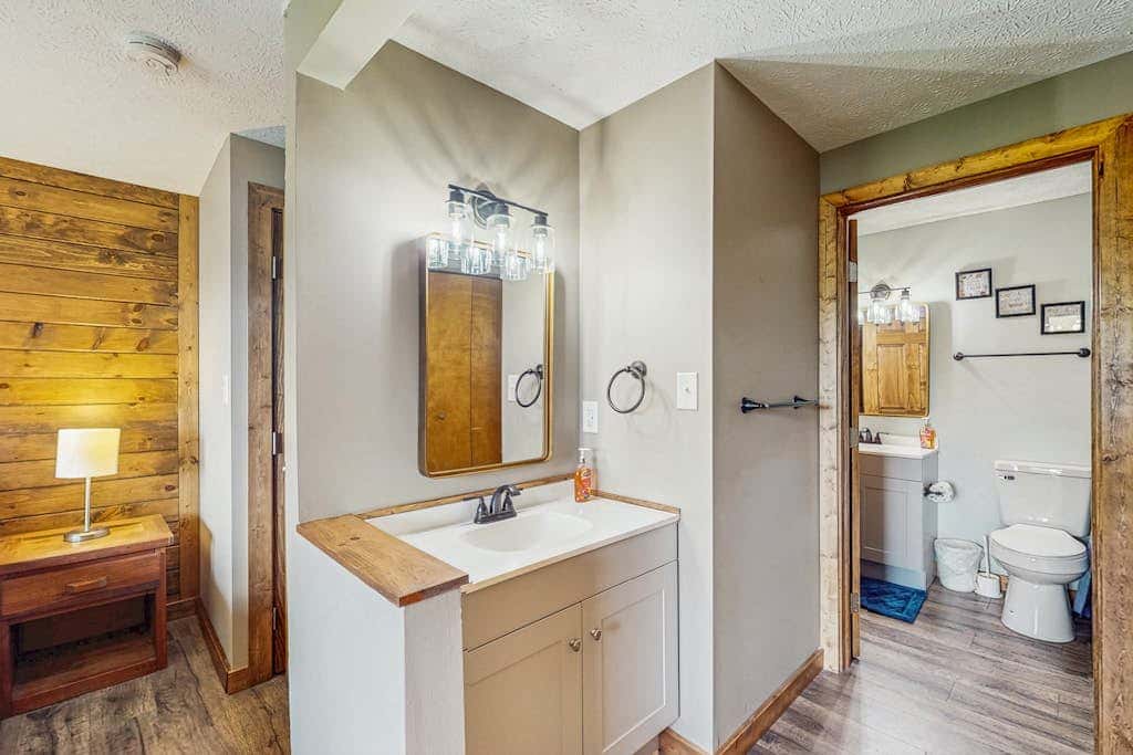 2BR - Cozy - Lakefront - Hot Tub