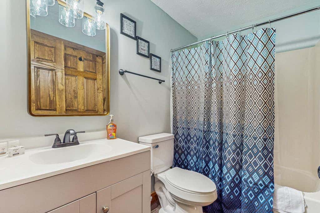2BR - Cozy - Lakefront - Hot Tub