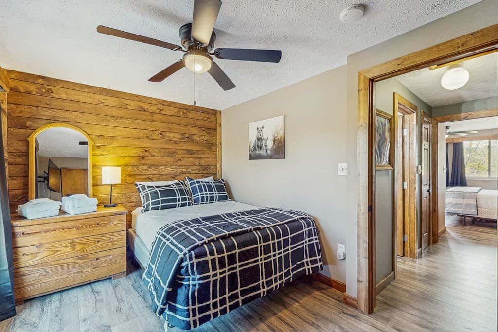 2BR - Cozy - Lakefront - Hot Tub
