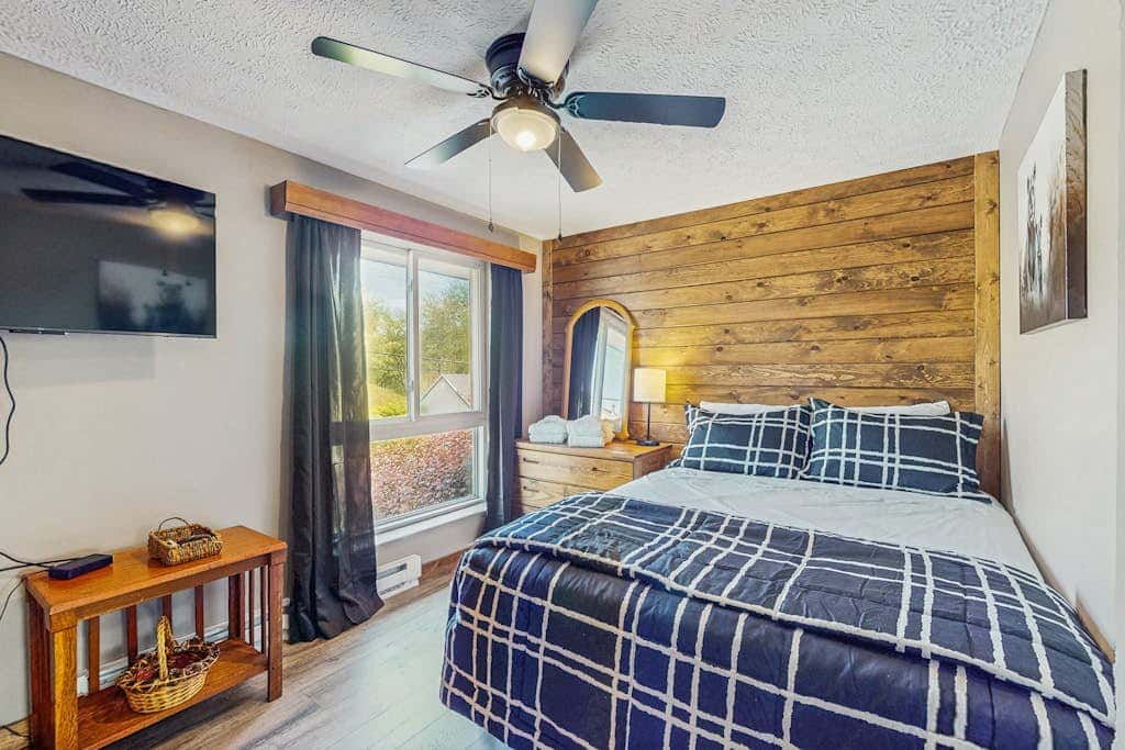2BR - Cozy - Lakefront - Hot Tub