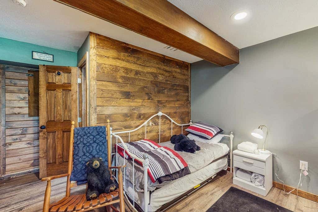 2BR - Cozy - Lakefront - Hot Tub