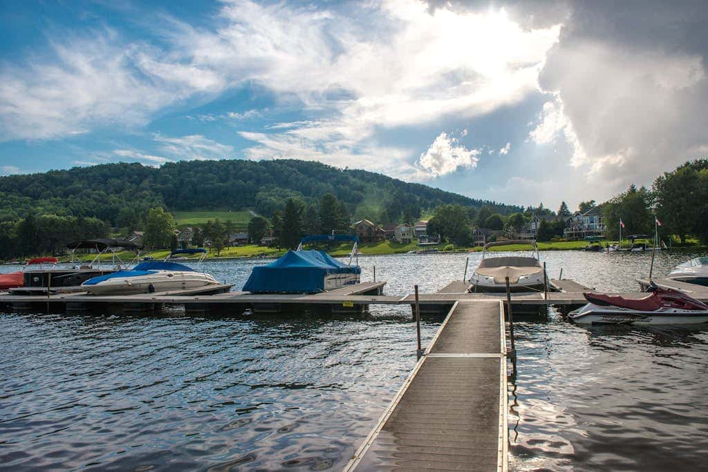 2BR - Cozy - Lakefront - Hot Tub