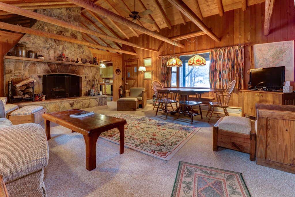 Rustic 3BR Farmhouse - LAKE VIEW - McHenry