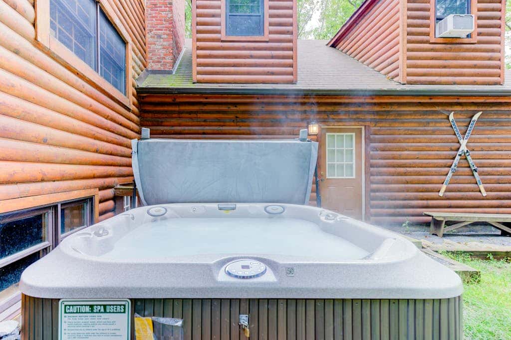 3BR - Cozy Log Cabin - Hot Tub