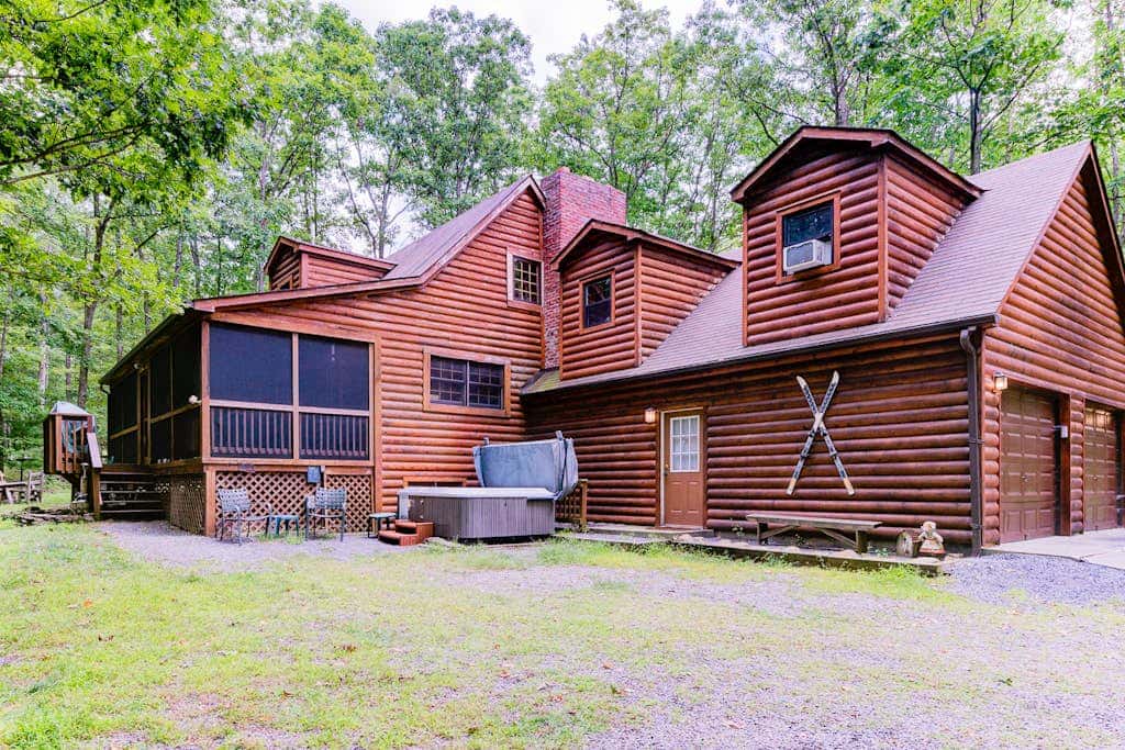 3BR - Cozy Log Cabin - Hot Tub