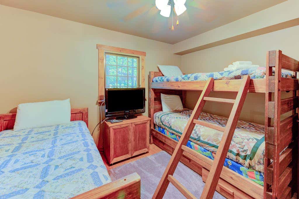 3BR - Cozy Log Cabin - Hot Tub