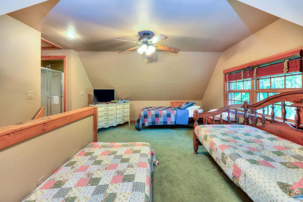 3BR - Cozy Log Cabin - Hot Tub