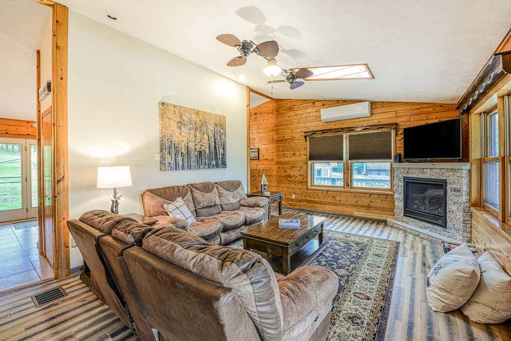 Charming 3BR Cabin - POND VIEW - McHenry