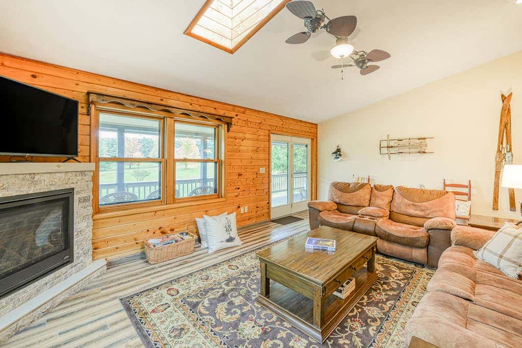 Charming 3BR Cabin - POND VIEW - McHenry