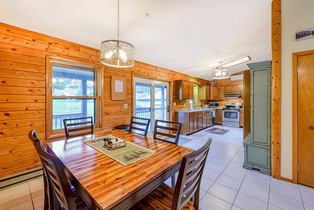 Charming 3BR Cabin - POND VIEW - McHenry