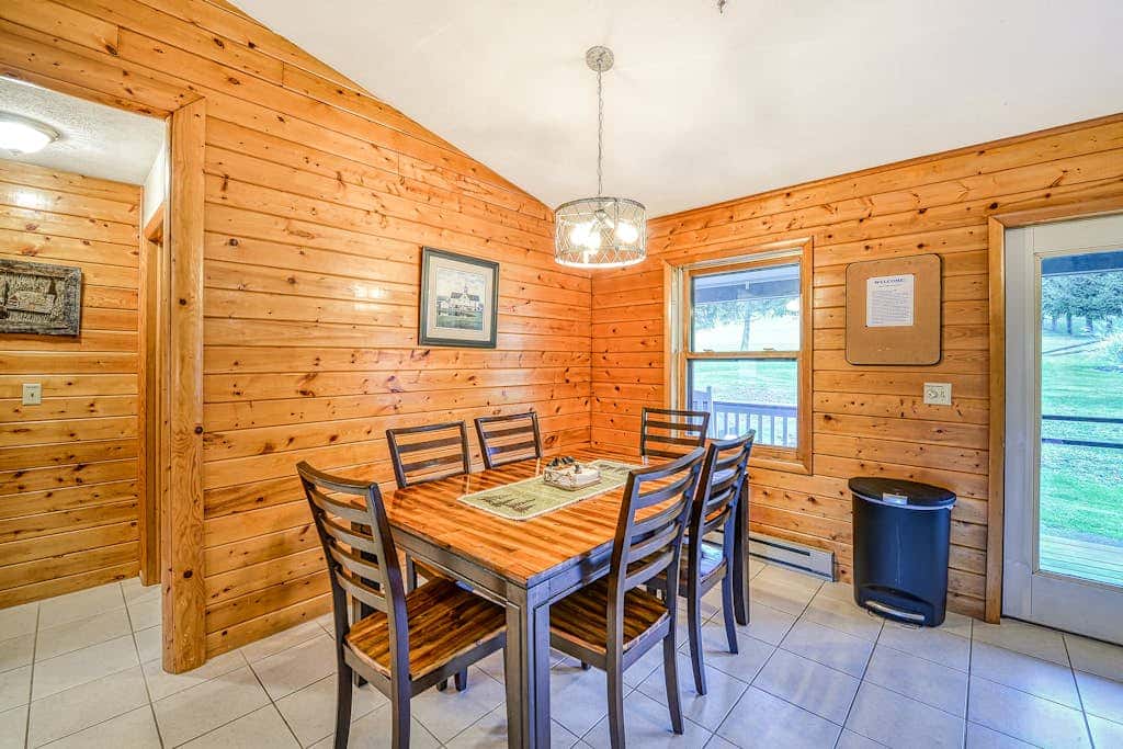 Charming 3BR Cabin - POND VIEW - McHenry