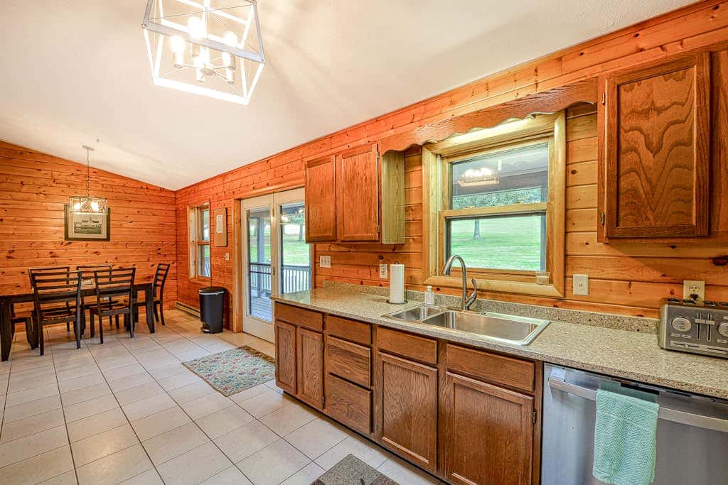Charming 3BR Cabin - POND VIEW - McHenry