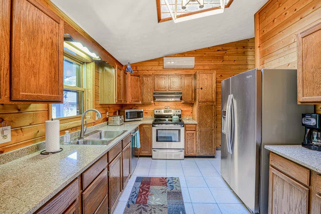Charming 3BR Cabin - POND VIEW - McHenry