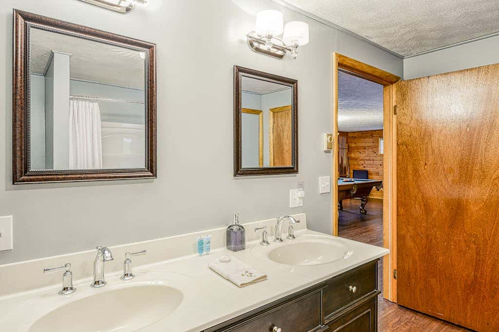 Charming 3BR Cabin - POND VIEW - McHenry