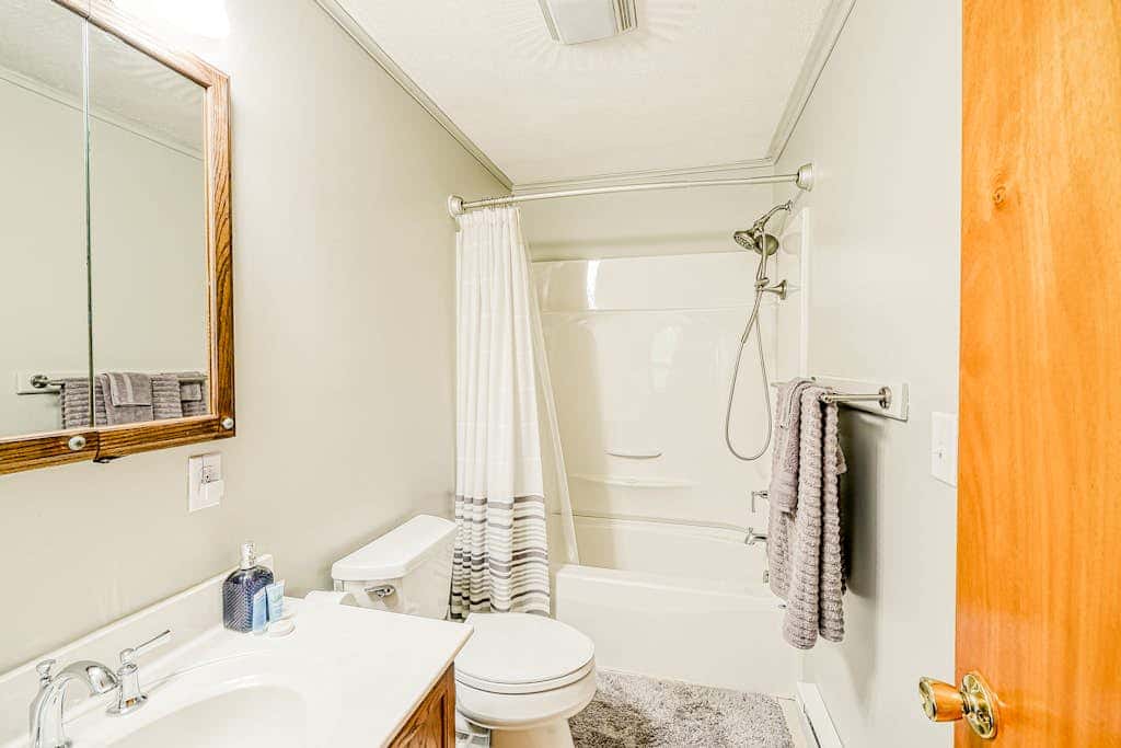 Charming 3BR Cabin - POND VIEW - McHenry