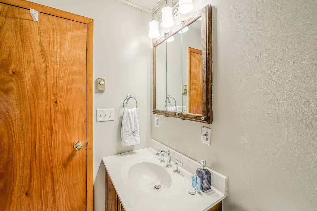 Charming 3BR Cabin - POND VIEW - McHenry