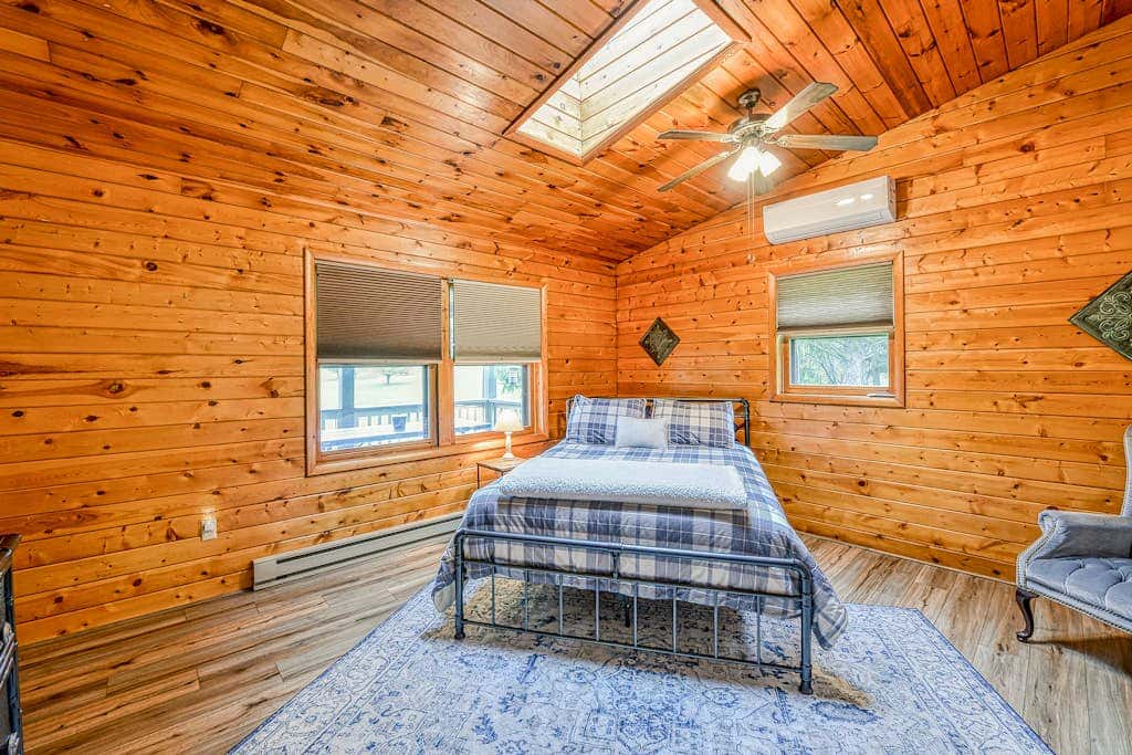 Charming 3BR Cabin - POND VIEW - McHenry