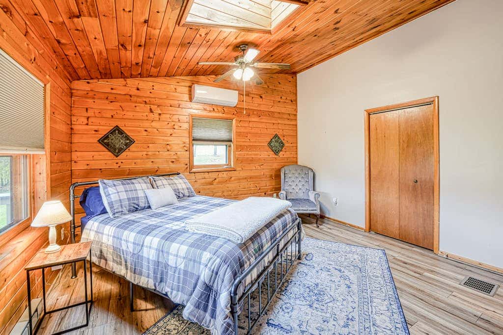Charming 3BR Cabin - POND VIEW - McHenry