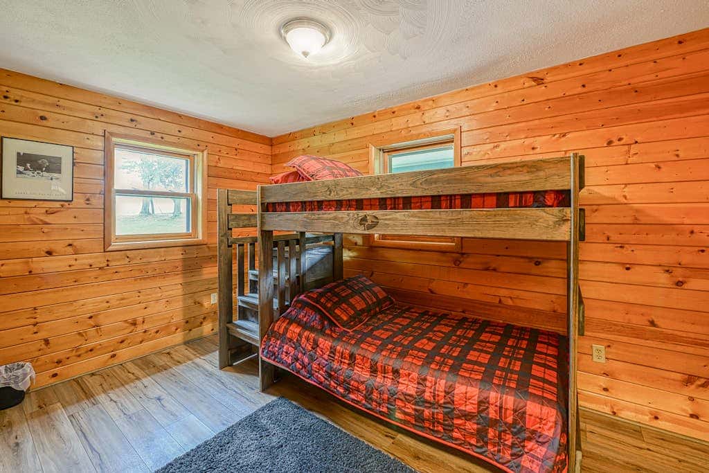 Charming 3BR Cabin - POND VIEW - McHenry
