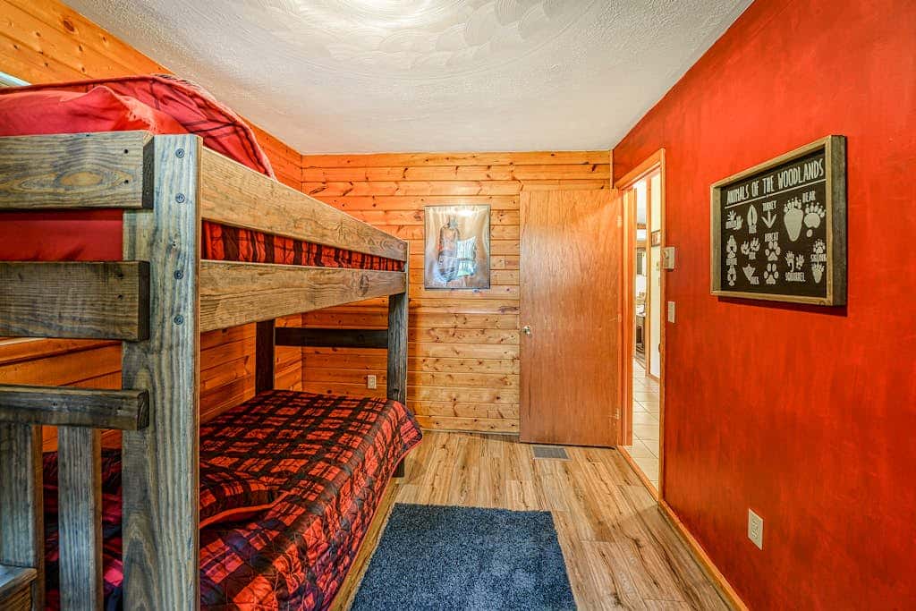 Charming 3BR Cabin - POND VIEW - McHenry