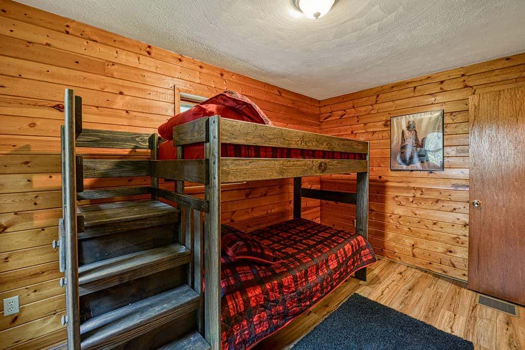 Charming 3BR Cabin - POND VIEW - McHenry