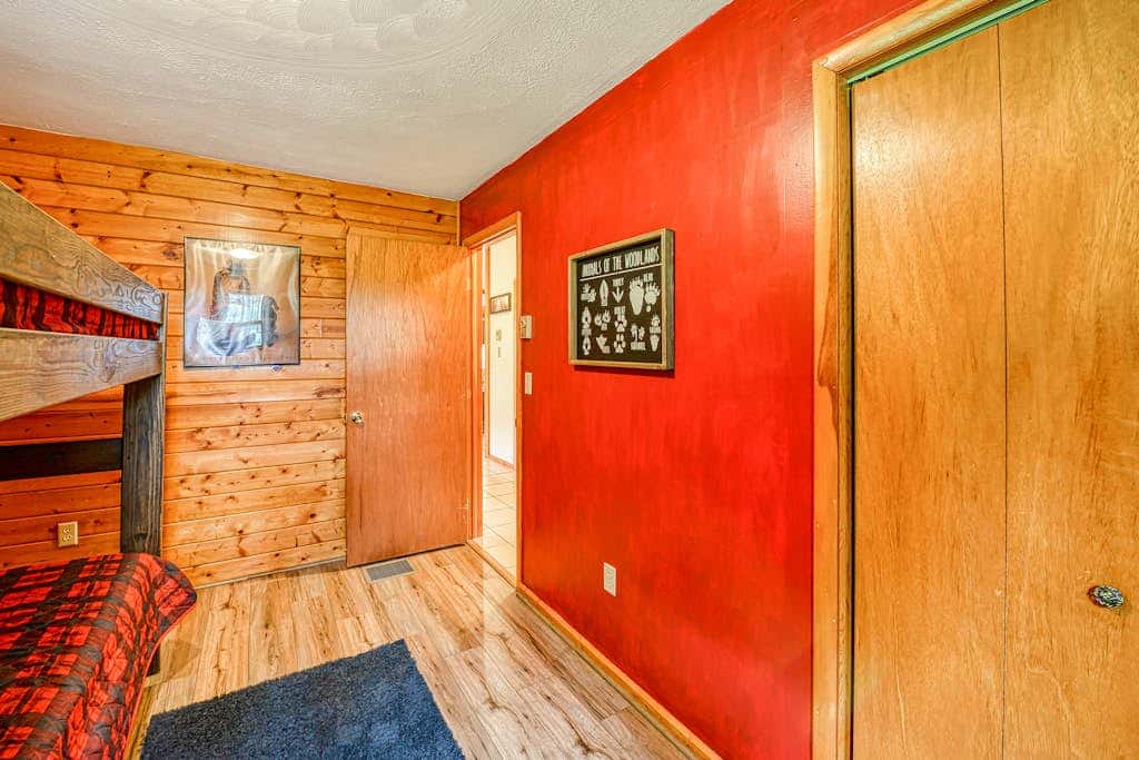 Charming 3BR Cabin - POND VIEW - McHenry