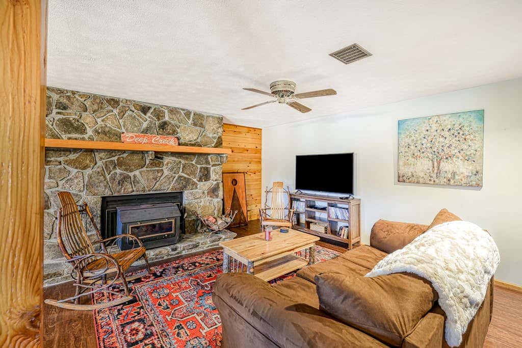 Charming 3BR Cabin - POND VIEW - McHenry