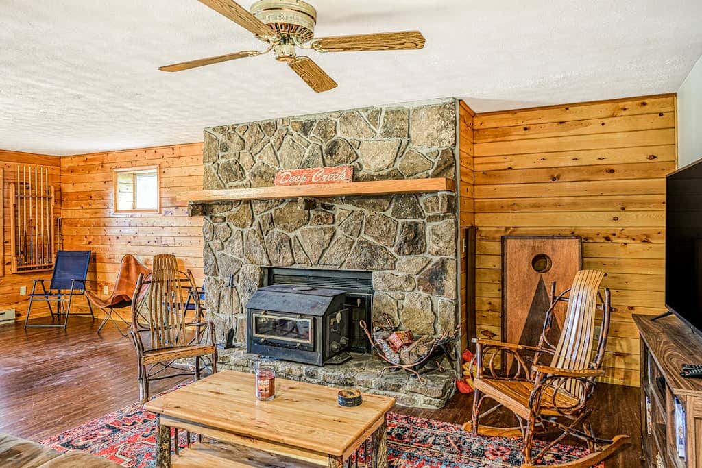 Charming 3BR Cabin - POND VIEW - McHenry