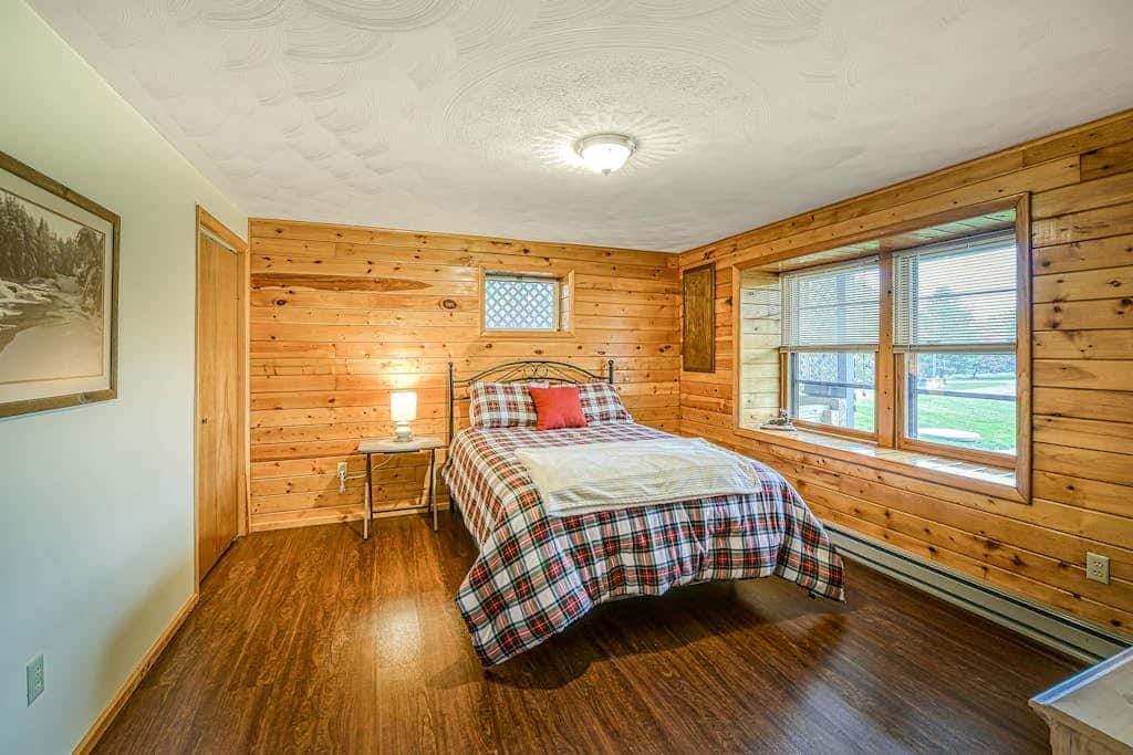 Charming 3BR Cabin - POND VIEW - McHenry
