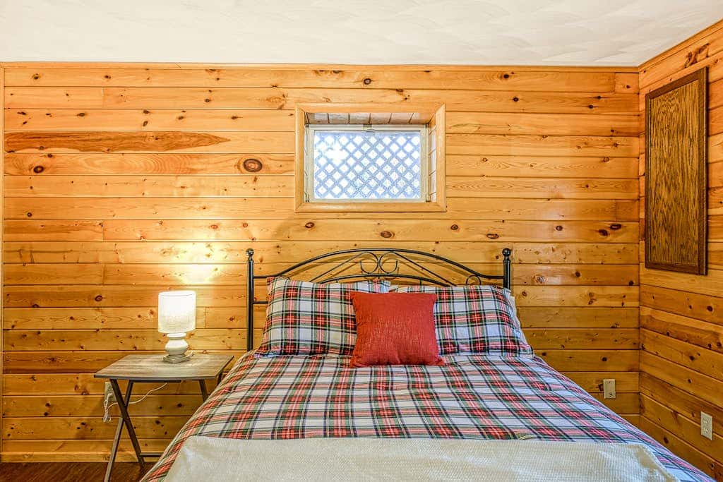 Charming 3BR Cabin - POND VIEW - McHenry