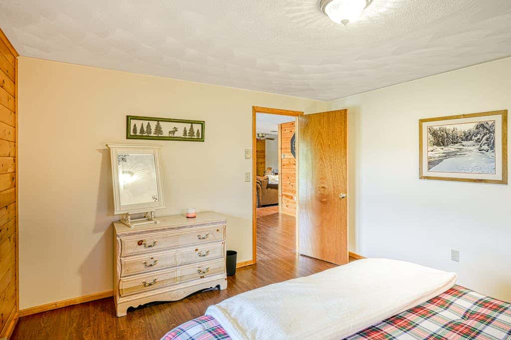 Charming 3BR Cabin - POND VIEW - McHenry