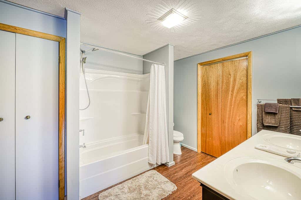 Charming 3BR Cabin - POND VIEW - McHenry