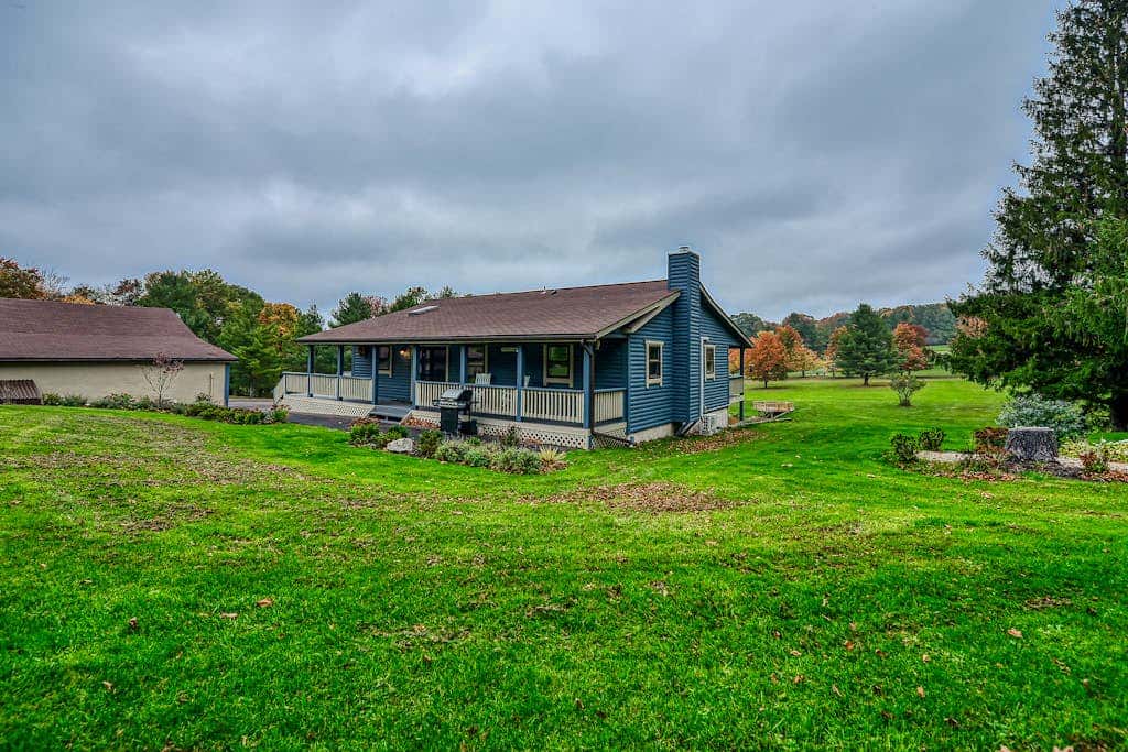 Charming 3BR Cabin - POND VIEW - McHenry