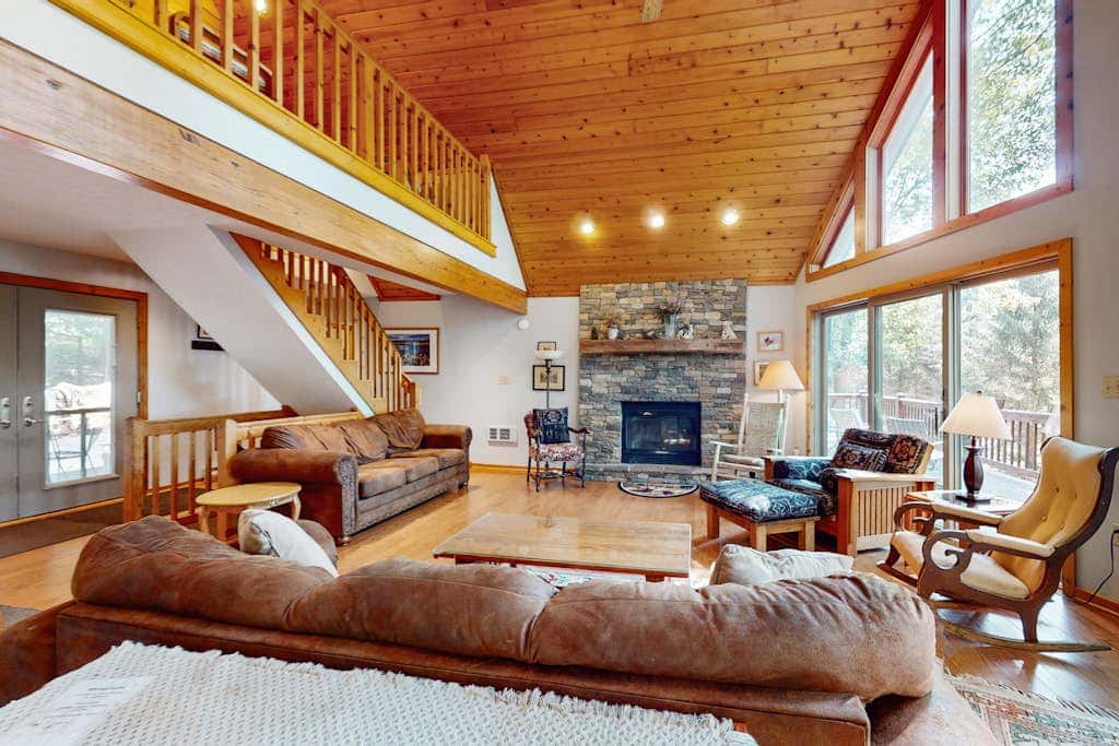 Rustic 5BR Home - HOT TUB & FIREPLACE - McHenry