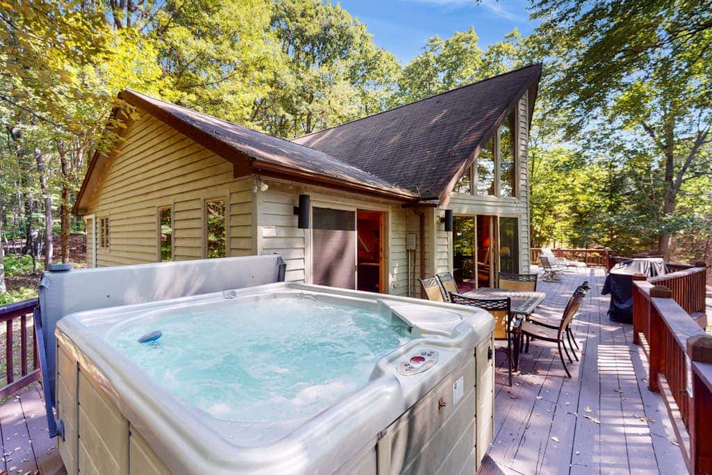 Rustic 5BR Home - HOT TUB & FIREPLACE - McHenry
